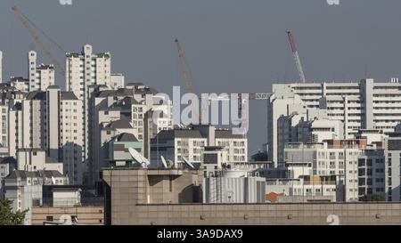 Vue des immeubles de grande hauteur typiques et des grues de construction à Séoul, Corée du Sud, Asie Banque D'Images