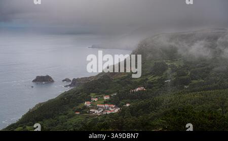 20 août 2024 - Espagne : brouillard roulant sur San Andres de Teixido, un petit village côtier de Galice Banque D'Images