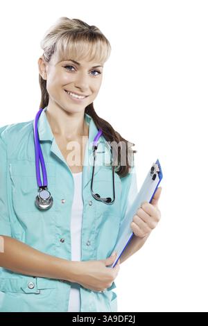 Gros plan portrait belle femme médecin avec de longs cheveux tenant le presse-papiers regardant la caméra souriant isolé Banque D'Images