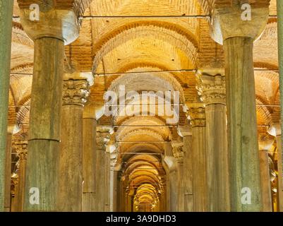 Istanbul, Turquie - 2 mai 2024 : vue intérieure de la citerne Basilique à Istanbul, montrant des rangées de colonnes et des plafonds voûtés Banque D'Images