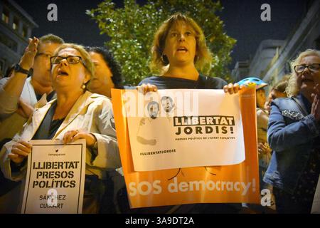 2 novembre 2017 - Hospitalet de Llobregat, Catalogne, Espagne - manifestants vus tenant des affiches indiquant ''SOS démocratie'' pendant le rassemblement..environ trois cents personnes ont manifesté dans la ville de LÂ'Hospitalet de Llobregat (Barcelone) contre la décision prise par le juge de l'audience nationale Carmen Lamela d'envoyer huit membres du gouvernement catalan en prison. (Crédit image : © Ramon Costa/SOPA via ZUMA Wire) Banque D'Images