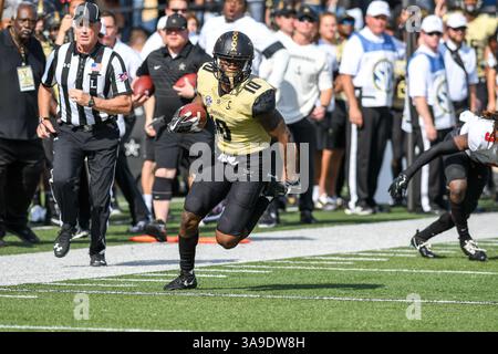 4 novembre 2017 : Trent Sherfield (10 ans), receveur des Commodores des Vanderbilt, court avec le ballon pendant le match entre les Hilltoppers du Kentucky occidental et les Commodores des Vanderbilt au stade Vanderbilt de Nashville. TN. Thomas McEwen/CSM (image de crédit : &copy ; Thomas McEwen/CSM via ZUMA Wire) Banque D'Images