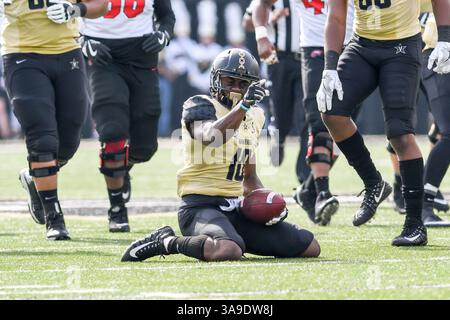 4 novembre 2017 : Trent Sherfield (10 ans), récepteur large Vanderbilt Commodores, donne le premier signal descendant pendant le match entre les Western Kentucky Hilltoppers et les Vanderbilt Commodores au stade Vanderbilt de Nashville. TN. Thomas McEwen/CSM (image de crédit : &copy ; Thomas McEwen/CSM via ZUMA Wire) Banque D'Images