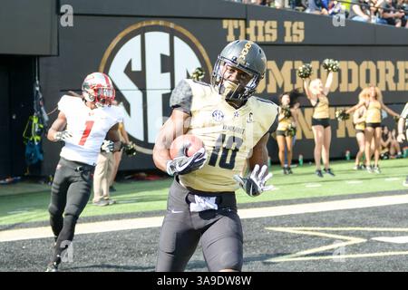 4 novembre 2017 : Trent Sherfield (10 ans), receveur des Commodores du Vanderbilt, marque un touchdown pendant le match entre les Hilltoppers du Kentucky de l'Ouest et les Commodores du Vanderbilt au stade Vanderbilt de Nashville. TN. Thomas McEwen/CSM (image de crédit : &copy ; Thomas McEwen/CSM via ZUMA Wire) Banque D'Images