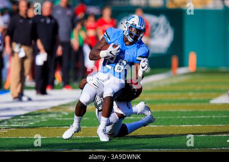 04 novembre 2017 : le linebacker des Cincinnati Bearcats Perry Young (6 ans) affronte Tulane Green Wave Running Back Dontrell Hilliard (26 ans) pendant le match entre les Cincinnati Bearcats et Tulane Green Wave au Benson Field au Yulman Stadium de la Nouvelle-Orléans, LOUISIANE. Cincinnati Bearcats a gagné 17-16. Stephen Lew/CSM (image de crédit : &copy ; Stephen Lew/CSM via ZUMA Wire) Banque D'Images