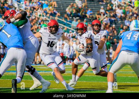 04 novembre 2017 : Gerrid Doaks (23 ans) prend la relève du quarterback Hayden Moore (8 ans) pendant le match entre les Bearcats de Cincinnati et Tulane Green Wave au Benson Field au Yulman Stadium de la Nouvelle-Orléans, LOUISIANE. Cincinnati Bearcats a gagné 17-16. Stephen Lew/CSM (image de crédit : &copy ; Stephen Lew/CSM via ZUMA Wire) Banque D'Images