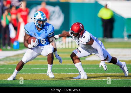 04 novembre 2017 : le linebacker des Cincinnati Bearcats Perry Young (6 ans) affronte Tulane Green Wave Running Back Dontrell Hilliard (26 ans) pendant le match entre les Cincinnati Bearcats et Tulane Green Wave au Benson Field au Yulman Stadium de la Nouvelle-Orléans, LOUISIANE. Cincinnati Bearcats a gagné 17-16. Stephen Lew/CSM (image de crédit : &copy ; Stephen Lew/CSM via ZUMA Wire) Banque D'Images
