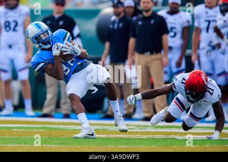 04 novembre 2017 : Jabril Clewis (88 ans), receveur large de Tulane Green Wave, affronte Marquese Taylor (21 ans), cornerback des Cincinnati Bearcats, lors du match opposant les Cincinnati Bearcats et Tulane Green Wave au Benson Field au Yulman Stadium de la Nouvelle-Orléans, EN LOUISIANE. Cincinnati Bearcats a gagné 17-16. Stephen Lew/CSM (image de crédit : &copy ; Stephen Lew/CSM via ZUMA Wire) Banque D'Images