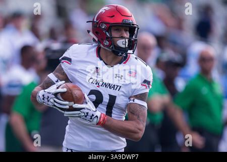 04 novembre 2017 : Devin Gray (21 ans), receveur large des Cincinnati Bearcats, attrape une passe pendant le match entre les Cincinnati Bearcats et Tulane Green Wave au Benson Field au Yulman Stadium à la Nouvelle-Orléans, EN LOUISIANE. Cincinnati Bearcats a gagné 17-16. Stephen Lew/CSM (image de crédit : &copy ; Stephen Lew/CSM via ZUMA Wire) Banque D'Images