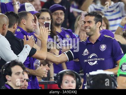 4 novembre 2017 - Orlando, FL, États-Unis - le joueur d'Orlando City Kaka célèbre avec ses fans lors d'une victoire 6-1 contre Porto Rico lors d'un match amical au Orlando City Stadium à Orlando, Floride, le samedi 4 novembre 2017. Le match, remporté 6-1 par Orlando City, est au profit des victimes de l'ouragan Irma. C'était aussi le dernier match de Kaka en tant que membre d'Orlando City. (Crédit image : © Stephen M. Dowell/TNS via ZUMA Wire) Banque D'Images