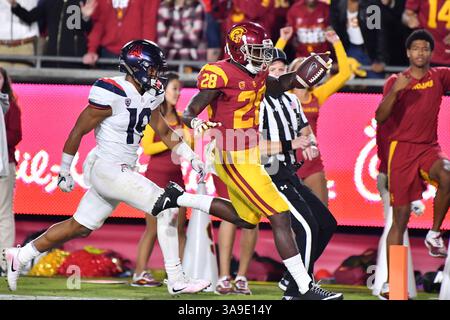 4 novembre 2017 Los Angeles, CA. ACA'Cedric Ware #28 court pour le touchdown devant la sécurité des Wildcats de l'Arizona Scottie Young Jr. #19 en action au quatrième quart-temps du match de football de la NCAA entre les Trojans de l'USC et les Wildcats de l'Arizona au Coliseum de Los Angeles, Californie..les Trojans de l'USC battent les Wildcats de l'Arizona 49-35.crédit photo obligatoire : Louis Lopez/CSM(image : copie ; Louis Lopez/CSM via ZUMA Wire) Banque D'Images