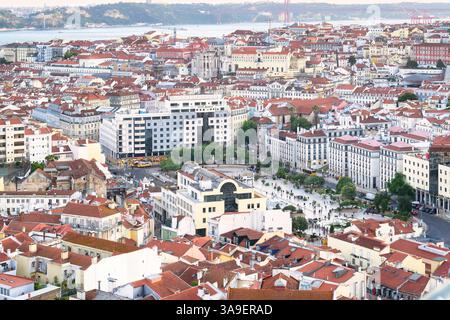 Vue de Gracas sur les toits de tuiles de la vieille ville de lisbonne jusqu'à la place centrale praça martim moniz, point de départ du célèbre "Tram 28" Banque D'Images