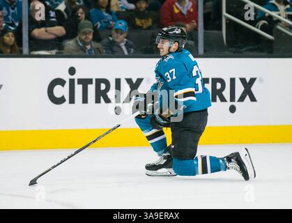 21 septembre 2017 : Noah Rod (37), l'attaquant des Sharks de San Jose, gagne en douleur lors du match de hockey dans la LNH entre les Golden Knights de Vegas et les Sharks de San Jose au SAP Center de San Jose, EN CALIFORNIE. Les Sharks mènent les Golden Knights 4-0 à la fin de la deuxième période. Damon Tarver/Cal Sport Media(image de crédit : &copy ; Damon Tarver/CSM via ZUMA Wire) Banque D'Images