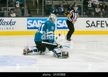 21 septembre 2017 : le gardien des Sharks de San Jose Martin Jones (31 ans) en action lors du match de hockey dans la LNH entre les Golden Knights de Vegas et les Sharks de San Jose au SAP Center de San Jose, CA. Les Sharks mènent les Golden Knights 4-0 à la fin de la deuxième période. Damon Tarver/Cal Sport Media(image de crédit : &copy ; Damon Tarver/CSM via ZUMA Wire) Banque D'Images