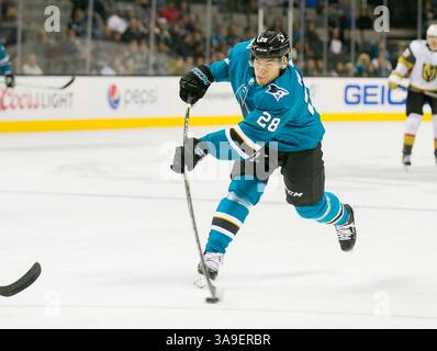 21 septembre 2017 : Timo Meier (28 ans), l'aile droite des Sharks de San Jose, prend un coup de feu pendant le match de hockey dans la LNH entre les Golden Knights de Vegas et les Sharks de San Jose au SAP Center de San Jose, EN CALIFORNIE. Les Sharks et les Golden Knights sont à égalité de 0-0 à la fin de la première période. Damon Tarver/Cal Sport Media(image de crédit : &copy ; Damon Tarver/CSM via ZUMA Wire) Banque D'Images