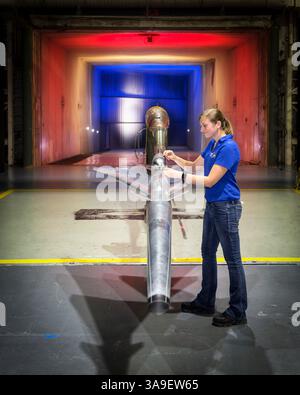 21 septembre 2017 - publié aujourd'hui : Langley, Virginie, États-Unis - SAMANTHA O'FLAHERTY, ingénieur d'essai pour Jacobs Technology Inc, finalise la mise en place du modèle de conception préliminaire Quiet Supersonic Technology (QueSST) à l'intérieur du tunnel subsonique de 14 par 22 pieds au Centre de recherche Langley de la NASA. Au cours des prochaines semaines, les ingénieurs effectueront des essais aérodynamiques sur le modèle à l'échelle de 15 % et les données recueillies lors de l'essai en soufflerie seront utilisées pour prédire comment le véhicule se comportera et volera à basse vitesse. Photo : 15 septembre 2017. (Crédit image : © Chris Giersch/NASA via ZUMA Wire/ZUMA Banque D'Images