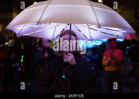 5 octobre 2017 - Leeds, Royaume-Uni - Une femme est vue alors qu'elle tient un parapluie lumineux pendant le festival de Leeds. Light Night Leeds est un festival annuel multi-arts et lumière gratuit qui occupe le centre-ville de Leeds pendant deux nuits en octobre. À partir de 2005, l'événement s'est développé d'année en année et en 2016, environ 80 000 personnes l'ont apprécié. (Crédit image : © Rahman Hassani/SOPA via ZUMA Wire) Banque D'Images