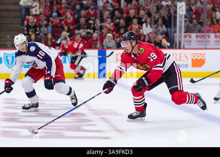 07 octobre 2017 : Chicago, Illinois, États-Unis - Blackhawk #19 Jonathan Toews et Blue Jacket #10 Alexander Wennberg en action lors du match de la Ligue nationale de hockey entre les Blackhawks de Chicago et les Blue Jackets de Columbus au United Center à Chicago, il. Photographe : Mike Wulf(image de crédit : &copy ; Mike Wulf/CSM via ZUMA Wire) Banque D'Images