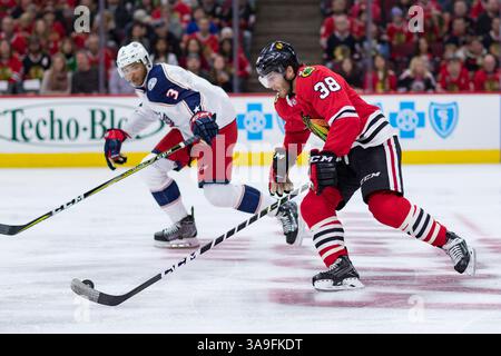 07 octobre 2017 : Chicago, Illinois, États-Unis - Blackhawk #38 Ryan Hartman et Blue Jacket #3 Seth Jones en action lors du match de la Ligue nationale de hockey entre les Blackhawks de Chicago et les Blue Jackets de Columbus au United Center à Chicago, il. Photographe : Mike Wulf(image de crédit : &copy ; Mike Wulf/CSM via ZUMA Wire) Banque D'Images