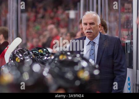07 octobre 2017 : Chicago, Illinois, États-Unis - Joel Quenneville, entraîneur-chef des Blackhawks, discute avec ses joueurs lors du match de la Ligue nationale de hockey entre les Blackhawks de Chicago et les Blue Jackets de Columbus au United Center à Chicago, il. Photographe : Mike Wulf(image de crédit : &copy ; Mike Wulf/CSM via ZUMA Wire) Banque D'Images