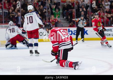 07 octobre 2017 : Chicago, Illinois, États-Unis - Blackhawk #19 Jonathan Toews célèbre son but lors du match de la Ligue nationale de hockey entre les Blackhawks de Chicago et les Blue Jackets de Columbus au United Center à Chicago, il. Photographe : Mike Wulf(image de crédit : &copy ; Mike Wulf/CSM via ZUMA Wire) Banque D'Images