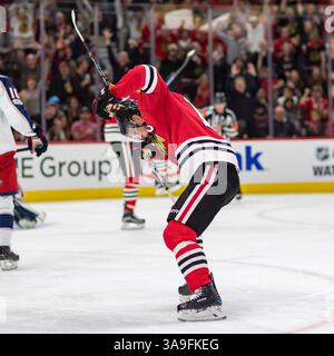 07 octobre 2017 : Chicago, Illinois, États-Unis - Blackhawk #19 Jonathan Toews célèbre son but lors du match de la Ligue nationale de hockey entre les Blackhawks de Chicago et les Blue Jackets de Columbus au United Center à Chicago, il. Photographe : Mike Wulf(image de crédit : &copy ; Mike Wulf/CSM via ZUMA Wire) Banque D'Images