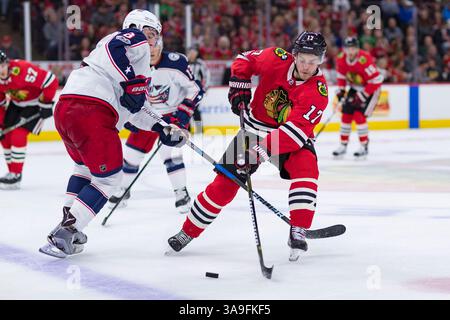 07 octobre 2017 : Chicago, Illinois, États-Unis - Blackhawk #17 lance Bouma et Blue Jacket #8 Zach Werenski en action lors du match de la Ligue nationale de hockey entre les Blackhawks de Chicago et les Blue Jackets de Columbus au United Center à Chicago, il. Photographe : Mike Wulf(image de crédit : &copy ; Mike Wulf/CSM via ZUMA Wire) Banque D'Images