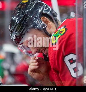 07 octobre 2017 : Chicago, Illinois, États-Unis - Blackhawk #6 Michal Kempny sent les sels pendant le match de la Ligue nationale de hockey entre les Blackhawks de Chicago et les Blue Jackets de Columbus au United Center à Chicago, il. Photographe : Mike Wulf(image de crédit : &copy ; Mike Wulf/CSM via ZUMA Wire) Banque D'Images