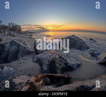 Falaises qui s'étendent sur le coucher de soleil méditerranéen Banque D'Images