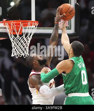 17 octobre 2017 - Cleveland, OH, États-Unis - LeBron James, à gauche, des cavaliers de Cleveland, bloque un lay-up de Jayson Tatum des Celtics de Boston dans le premier quart-temps le mardi 17 octobre 2017, au Quicken Loans Arena de Cleveland. (Crédit image : © Leah Klafczynski/TNS via ZUMA Wire) Banque D'Images