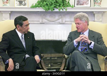 24 octobre 2017 - Washington, District of Columbia, États-Unis d'Amérique - le président des États-Unis Bill Clinton rencontre le ministre japonais des Affaires étrangères Yohei Kono dans le bureau ovale de la Maison Blanche à Washington, DC le vendredi 18 février 2000..crédit obligatoire : David Scull / Maison Blanche via CNP (image crédit : © David Scull/CNP via ZUMA Wire) Banque D'Images