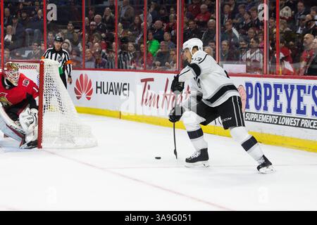 24 octobre 2017 : Dustin Brown (23 ans), les Kings de Los Angeles, centre la rondelle pendant le match entre les Kings de Los Angeles et les sénateurs d'Ottawa au Centre Canadian Tire à Ottawa, Canada. Los Angeles a remporté le match 3-2 dans une fusillade en prolongation. Daniel Lea/CSM(image de crédit : &copy ; Daniel Lea/CSM via ZUMA Wire) Banque D'Images