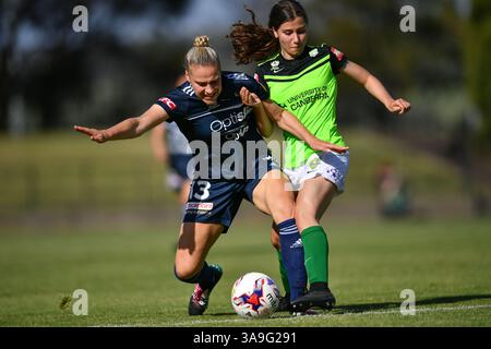28 octobre 2017 - Melbourne, Victoria, Australie - LAURA SPIRANOVIC (13 ans) de Melbourne Victory et SARAH MORGAN (15 ans) de Canberra United combattent pour le ballon dans la première ronde de la compétition W-League entre Melbourne Victory et Canberra United pendant la saison 2017-18 au stade Epping, Melbourne, Australie. La Westfield W-League est la ligue nationale de football semi-professionnelle féminine australienne. Melbourne a gagné 2-1. (Crédit image : © Sydney Low via ZUMA Wire) Banque D'Images