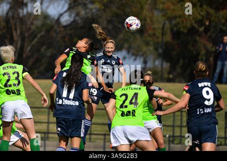 28 octobre 2017 - Melbourne, Victoria, Australie - KRISTEN MCNABB (19 ans) de Melbourne Victory dirige le ballon pour un but dans la première ronde de la compétition W-League entre Melbourne Victory et Canberra United lors de la saison 2017-18 au stade Epping, Melbourne, Australie. La Westfield W-League est la ligue nationale de football semi-professionnelle féminine australienne. Melbourne a gagné 2-1. (Crédit image : © Sydney Low via ZUMA Wire) Banque D'Images
