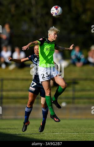28 octobre 2017 - Melbourne, Victoria, Australie - MICHELLE HEYMAN (23 ans) de Canberra United dirige le ballon dans la première ronde de la compétition W-League entre Melbourne Victory et Canberra United lors de la saison 2017-18 au stade Epping, Melbourne, Australie. La Westfield W-League est la ligue nationale de football semi-professionnelle féminine australienne. Melbourne a gagné 2-1. (Crédit image : © Sydney Low via ZUMA Wire) Banque D'Images