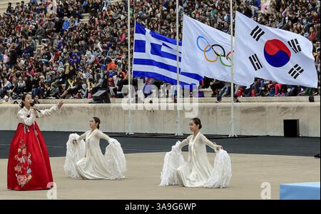 31 octobre 2017 - Athènes, Grèce - 2 novembre 2017 - Séoul, Corée du Sud des danseurs coréens vêtus de costumes traditionnels se produisent devant les drapeaux grec, olympique et sud-coréen lors d'une cérémonie de remise de la flamme olympique au stade panathénaïque d'Athènes, le mardi 31 octobre 2017. Document du Comité olympique de Pyeongchang 2018. (Crédit image : © Aris Messinis via ZUMA Wire) Banque D'Images