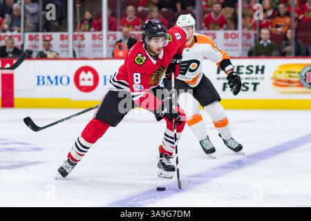 01 novembre 2017 : Chicago, Illinois, États-Unis - Blackhawks #8 Nick Schmaltz en action lors du match de la Ligue nationale de hockey entre les Blackhawks de Chicago et les Flyers de Philadelphie au United Center à Chicago, il. Photographe : Mike Wulf(image de crédit : &copy ; Mike Wulf/CSM via ZUMA Wire) Banque D'Images