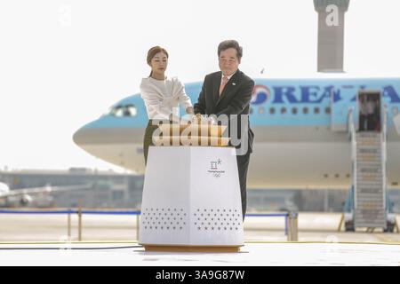 Le 1er novembre 2017 - Incheon, Corée du Sud - le 2 novembre 2017 - Incheon, Corée du Sud - le premier ministre sud-coréen Lee Nak-yon, à droite, et l'ancienne championne olympique sud-coréenne de patinage artistique Yuna Kim, allumeront le chaudron avec la flamme olympique lors de la cérémonie d'arrivée de la flamme olympique à l'aéroport international d'Incheon, en Corée du Sud, le mercredi 1er novembre 2017. Pyeongchang, en Corée du Sud, est la ville hôte des Jeux olympiques d'hiver de 2018 qui se tiendront du 9 au 25 février. (Crédit image : © 2018 Pyeongchang Olympic Committ via ZUMA Wire) Banque D'Images