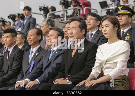 1er novembre 2017 - Incheon, Corée du Sud - 2 novembre 2017 - Incheon, Corée du Sud - Un ancien champion olympique sud-coréen de patinage artistique Yuna Kim, à droite, assiste à l'événement de la flamme olympique à son arrivée à l'aéroport international d'Incheon, en Corée du Sud, le mercredi 1er novembre 2017. Pyeongchang, en Corée du Sud, est la ville hôte des Jeux olympiques d'hiver de 2018 qui se tiendront du 9 au 25 février. (Crédit image : © 2018 Pyeongchang Olympic Committ via ZUMA Wire) Banque D'Images