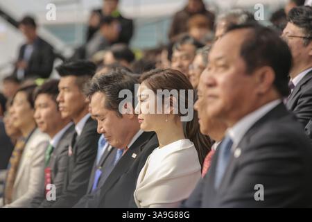 1 novembre 2017 - Incheon, Corée du Sud - 2 novembre 2017 - Incheon, Corée du Sud - Un ancien champion olympique sud-coréen de patinage artistique Yuna Kim, au centre, assiste à l'événement Olympic Flame à son arrivée à l'aéroport international d'Incheon, en Corée du Sud, le mercredi 1er novembre 2017. Pyeongchang, en Corée du Sud, est la ville hôte des Jeux olympiques d'hiver de 2018 qui se tiendront du 9 au 25 février. (Crédit image : © 2018 Pyeongchang Olympic Committ via ZUMA Wire) Banque D'Images