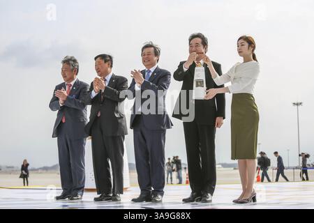 Le 1er novembre 2017 - Incheon, Corée du Sud - le 2 novembre 2017 - Incheon, Corée du Sud - le premier ministre sud-coréen Lee Nak Yon, à gauche, et l'ancien champion olympique sud-coréen de patinage artistique Yuna Kim, à droite, tiennent la flamme olympique à leur arrivée à l'aéroport international d'Incheon, en Corée du Sud, le mercredi 1er novembre 2017. Pyeongchang, en Corée du Sud, est la ville hôte des Jeux olympiques d'hiver de 2018 qui se tiendront du 9 au 25 février. (Crédit image : © 2018 Pyeongchang Olympic Committ via ZUMA Wire) Banque D'Images