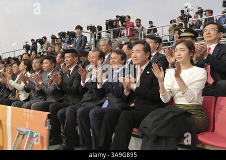 1er novembre 2017 - Incheon, Corée du Sud - 2 novembre 2017 - Incheon, Corée du Sud - Un ancien champion olympique sud-coréen de patinage artistique Yuna Kim, à droite, assiste à l'événement de la flamme olympique à son arrivée à l'aéroport international d'Incheon, en Corée du Sud, le mercredi 1er novembre 2017. Pyeongchang, en Corée du Sud, est la ville hôte des Jeux olympiques d'hiver de 2018 qui se tiendront du 9 au 25 février. (Crédit image : © 2018 Pyeongchang Olympic Committ via ZUMA Wire) Banque D'Images