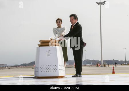 Le 1er novembre 2017 - Incheon, Corée du Sud - le 2 novembre 2017 - Incheon, Corée du Sud - le premier ministre sud-coréen Lee Nak-yon, à droite, et l'ancienne championne olympique sud-coréenne de patinage artistique Yuna Kim, allumeront le chaudron avec la flamme olympique lors de la cérémonie d'arrivée de la flamme olympique à l'aéroport international d'Incheon, en Corée du Sud, le mercredi 1er novembre 2017. Pyeongchang, en Corée du Sud, est la ville hôte des Jeux olympiques d'hiver de 2018 qui se tiendront du 9 au 25 février. (Crédit image : © 2018 Pyeongchang Olympic Committ via ZUMA Wire) Banque D'Images