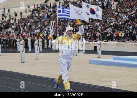 2 novembre 2017 - Athènes, Grèce - 2 novembre 2017 - Séoul, Corée du Sud - le skieur alpin grec Ioannis Proios (l) court alors qu'il tient une torche olympique au stade panathénaïque d'Athènes le 31 octobre 2017, lors de la cérémonie de remise de la flamme olympique pour les Jeux olympiques d'hiver de 2018 à Pyeongchang, Corée du Sud. Document du Comité olympique de Pyeongchang 2018. (Crédit image : © Aris Messinis via ZUMA Wire) Banque D'Images