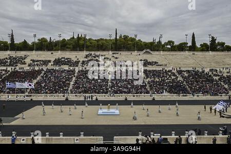2 novembre 2017 - Athènes, Grèce - 2 novembre 2017 - Séoul, Corée du Sud-les gens assistent à la cérémonie de remise de la flamme olympique pour les Jeux olympiques d'hiver de 2018 à Pyeongchang, Corée du Sud, au stade panathénaïque d'Athènes le 31 octobre 2017. Document du Comité olympique de Pyeongchang 2018. (Crédit image : © Aris Messinis via ZUMA Wire) Banque D'Images