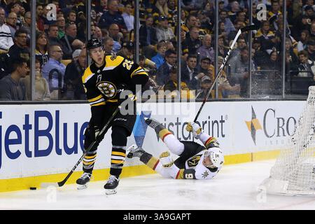 2 novembre 2017 ; Boston, ma, États-Unis ; le défenseur des Bruins de Boston Brandon Carlo (25) et les Golden Knights de Vegas ont quitté l'aile Tomas Nosek (92) lors d'un match de la LNH entre les Golden Knights de Vegas et les Boston Bruins au TD Garden. Boston a gagné 2-1. Anthony Nesmith/CSM(image de crédit : &copy ; Anthony Nesmith/CSM via ZUMA Wire) Banque D'Images