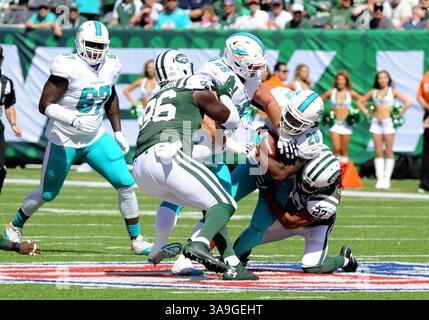 24 septembre 2017 - East Rutherford, New Jersey, U. S - 24 septembre 2017 : Miami Dolphins Running Back DAMIEN WILLIAMS (26) est attaqué par DARRYL ROBERTS (27) alors qu'il court la balle au milieu pendant le match contre les jets de New York. Le match a été joué au met Life Stadium , East Rutherford, NJ (crédit image : © Bennett Cohen via ZUMA Wire) Banque D'Images