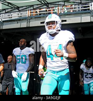 24 septembre 2017 - East Rutherford, New Jersey, U. S - 24 septembre 2017 : STEPHONE ANTHONY (44), linebacker des Miami Dolphins, court sur le terrain pour le match contre les jets de New York. Le match a été joué au met Life Stadium , East Rutherford, NJ (crédit image : © Bennett Cohen via ZUMA Wire) Banque D'Images