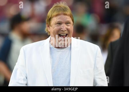 24 SEPTEMBRE 2017 : Mark Davis, propriétaire des Oakland Raiders, marche sur la ligne de touche avant le match de dimanche soir entre les Oakland Raiders et les Washington Redskins au FedEx Field à Landover, MD. (Image de crédit : &copy ; John Middlebrook/CSM via ZUMA Wire) Banque D'Images