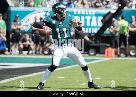24 septembre 2017 : le quarterback des Philadelphia Eagles Carson Wentz (11 ans) en action lors du match NFL entre les Giants de New York et les Eagles de Philadelphie au Lincoln Financial Field à Philadelphie, en Pennsylvanie. Christopher Szagola/CSM(image de crédit : &copy ; Chris Szagola/CSM via ZUMA Wire) Banque D'Images